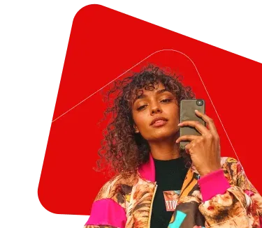 Mujer usando un celular en banner móvil de registro de Virgin Mobile